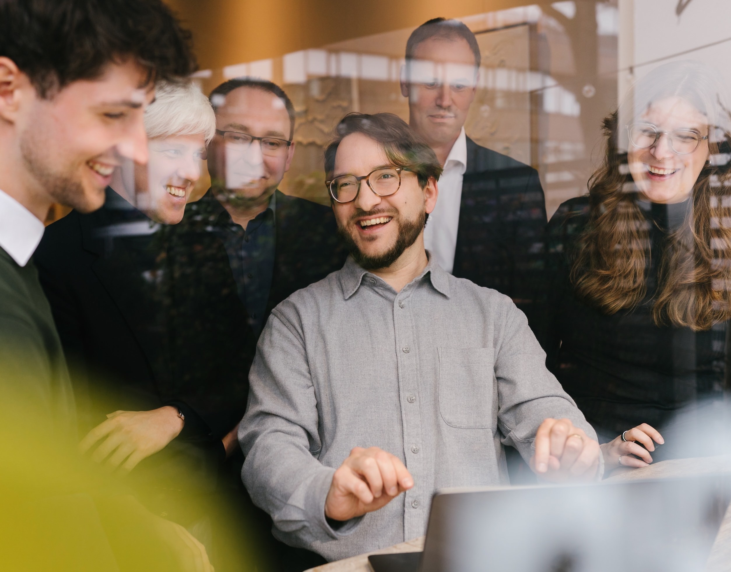 Gemeinsam an einer Aufgabe arbeiten: das Team von they consulting